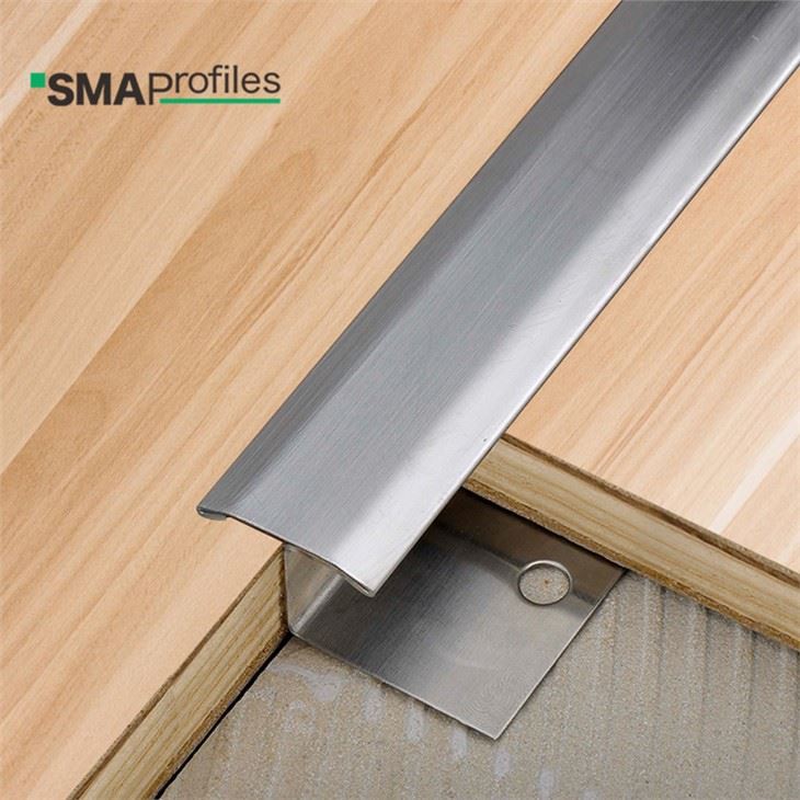 Ngói không gỉ đến dải chuyển tiếp thảm